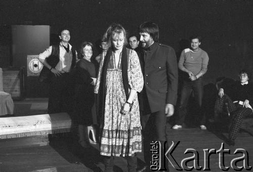 Październik 1985, Kraków, Polska.
Teatr im. Juliusz Słowackiego. Przedstawienie: Oni, Stanisław Ignacy Witkiewicz. Reżyseria: Rudolf Zioło. Premiera 6 października 1985. Zdjęcia z prób. Na pierwszym planie z lewej Iwona Bielska.
Fot. Witold Górka, zbiory Ośrodka KARTA