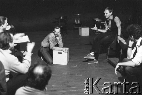 Październik 1985, Kraków, Polska.
Teatr im. Juliusz Słowackiego. Przedstawienie: Oni, Stanisław Ignacy Witkiewicz. Reżyseria: Rudolf Zioło. Premiera 6 października 1985. Zdjęcia z prób. 
Fot. Witold Górka, zbiory Ośrodka KARTA