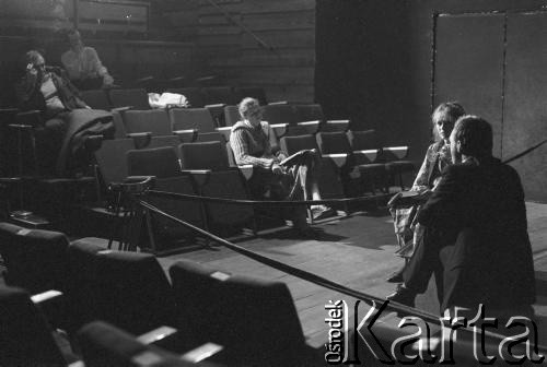 Październik 1985, Kraków, Polska.
Teatr im. Juliusz Słowackiego. Przedstawienie: Oni, Stanisław Ignacy Witkiewicz. Reżyseria: Rudolf Zioło. Premiera 6 października 1985. Zdjęcia z prób. 
Fot. Witold Górka, zbiory Ośrodka KARTA