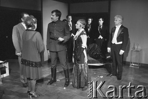 Październik 1985, Kraków, Polska.
Teatr im. Juliusz Słowackiego. Przedstawienie: Oni, Stanisław Ignacy Witkiewicz. Reżyseria: Rudolf Zioło. Premiera 6 października 1985.
Fot. Witold Górka, zbiory Ośrodka KARTA