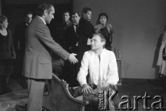 Październik 1985, Kraków, Polska.
Teatr im. Juliusz Słowackiego. Przedstawienie: Oni, Stanisław Ignacy Witkiewicz. Reżyseria: Rudolf Zioło. Premiera 6 października 1985. Z lewej Iwona Bielska.
Fot. Witold Górka, zbiory Ośrodka KARTA