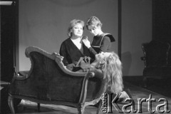 Październik 1985, Kraków, Polska.
Teatr im. Juliusz Słowackiego. Przedstawienie: Oni, Stanisław Ignacy Witkiewicz. Reżyseria: Rudolf Zioło. Premiera 6 października 1985. Z lewej Iwona Bielska.
Fot. Witold Górka, zbiory Ośrodka KARTA