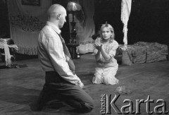 Marzec 1986, Kraków, Polska.
Teatr im. Juliusza Słowackiego. Przedstawienie: Szklana Menażeria, Tennessee Williams. Reżyseria: Zofia Kalińska. Premiera 15 marca 1986. Na scenie:Katarzyna Gniewkowska, Ryszard Jasiński.
Fot. Witold Górka, zbiory Ośrodka KARTA