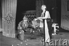 Marzec 1986, Kraków, Polska.
Teatr im. Juliusza Słowackiego. Przedstawienie: Szklana Menażeria, Tennessee Williams. Reżyseria: Zofia Kalińska. Premiera 15 marca 1986. Na scenie Zofia Kalińska i Ryszard Jasiński.
Fot. Witold Górka, zbiory Ośrodka KARTA