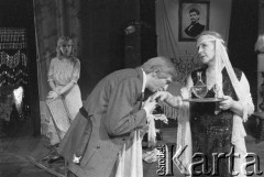 Marzec 1986, Kraków, Polska.
Teatr im. Juliusza Słowackiego. Przedstawienie: Szklana Menażeria, Tennessee Williams. Reżyseria: Zofia Kalińska. Premiera 15 marca 1986. Na scenie: 1. z lewej Katarzyna Gniewkowska, Zofia Kalińska i Ryszard Jasiński.
Fot. Witold Górka, zbiory Ośrodka KARTA