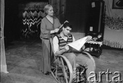 Marzec 1986, Kraków, Polska.
Teatr im. Juliusza Słowackiego. Przedstawienie: Szklana Menażeria, Tennessee Williams. Reżyseria: Zofia Kalińska. Premiera 15 marca 1986. Na scenie: Zofia Kalińska i Andrzej Bryg.
Fot. Witold Górka, zbiory Ośrodka KARTA 


