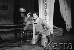 Marzec 1986, Kraków, Polska.
Teatr im. Juliusza Słowackiego. Przedstawienie: Szklana Menażeria, Tennessee Williams. Reżyseria: Zofia Kalińska. Premiera 15 marca 1986. Na scenie: Andrzej Bryg.
Fot. Witold Górka, zbiory Ośrodka KARTA 
