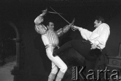 Kwiecień 1986, Kraków, Polska.
Teatr im. Juliusza Słowackiego. Przedstawienie: Romanca, Jacek Chmielnik. Reżyseria Jacek Chmielnik. Premiera 19 kwietnia 1986. Na scenie Jacek Chmielnik (z lewej)  i Krzysztof Jędrysek.
Fot. Witold Górka, zbiory Ośrodka KARTA 
