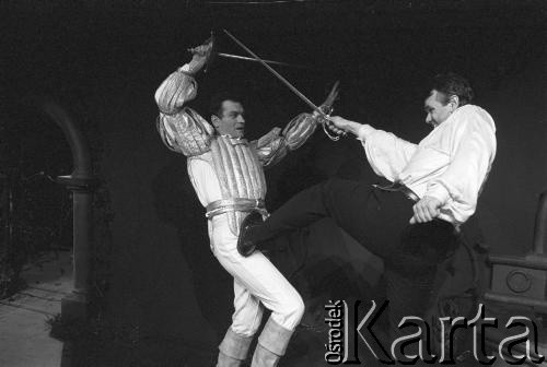 Kwiecień 1986, Kraków, Polska.
Teatr im. Juliusza Słowackiego. Przedstawienie: Romanca, Jacek Chmielnik. Reżyseria Jacek Chmielnik. Premiera 19 kwietnia 1986. Na scenie Jacek Chmielnik (z lewej)  i Krzysztof Jędrysek.
Fot. Witold Górka, zbiory Ośrodka KARTA 
