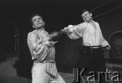 Kwiecień 1986, Kraków, Polska.
Teatr im. Juliusza Słowackiego. Przedstawienie: Romanca, Jacek Chmielnik. Reżyseria Jacek Chmielnik. Premiera 19 kwietnia 1986. Na scenie Jacek Chmielnik (z lewej)  i Krzysztof Jędrysek.
Fot. Witold Górka, zbiory Ośrodka KARTA 
