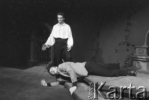 Kwiecień 1986, Kraków, Polska.
Teatr im. Juliusza Słowackiego. Przedstawienie: Romanca, Jacek Chmielnik. Reżyseria Jacek Chmielnik. Premiera 19 kwietnia 1986. Na scenie Jacek Chmielnik (z lewej)  i Krzysztof Jędrysek.
Fot. Witold Górka, zbiory Ośrodka KARTA 
