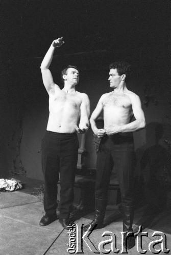 Kwiecień 1986, Kraków, Polska.
Teatr im. Juliusza Słowackiego. Przedstawienie: Romanca, Jacek Chmielnik. Reżyseria Jacek Chmielnik. Premiera 19 kwietnia 1986. Na scenie Jacek Chmielnik (z prawej)  i Krzysztof Jędrysek.
Fot. Witold Górka, zbiory Ośrodka KARTA 
