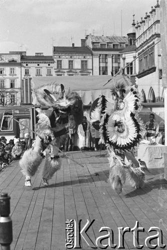 1979, Kraków, Polska.
Rynek Główny. Występy Indian.
Fot. Witold Górka, zbiory Ośrodka KARTA