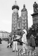 1979, Kraków, Polska.
Rynek Główny. Występy Indian, w tle Kościół Mariacki.
Fot. Witold Górka, zbiory Ośrodka KARTA