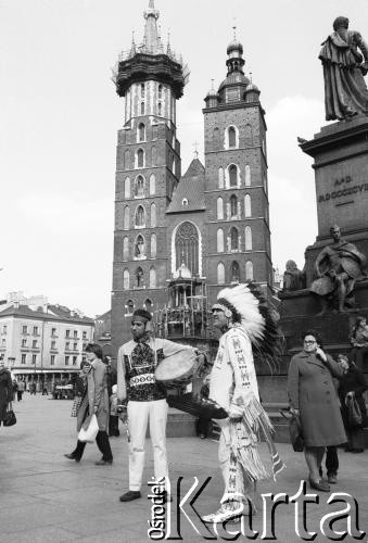 1979, Kraków, Polska.
Rynek Główny. Występy Indian, w tle Kościół Mariacki.
Fot. Witold Górka, zbiory Ośrodka KARTA