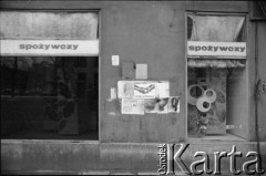 1981, Kraków, Polska. 
Plakaty dotyczące strajków studenckich na ścianie sklepu spożywczego. 
Fot. Witold Górka, zbiory Ośrodka KARTA