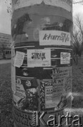 1981, Kraków, Polska. 
Plakaty antykomunistyczne dotyczące m.in. telewizji. 
Fot. Witold Górka, zbiory Ośrodka KARTA