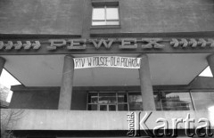 1981, Kraków, Polska. 
Transparent zawieszony na Pewexie - 