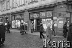 1981, Kraków, Polska. 
Plakaty dotyczące strajku studentów krakowskich w witrynie sklepu przy Rynku. 
Fot. Witold Górka, zbiory Ośrodka KARTA