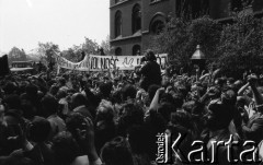 1.05.1988, Wrocław, Polska.
Demonstracja pod kościołem pw. św. Doroty.
Fot. Mieczysław Michalak, zbiory Ośrodka KARTA