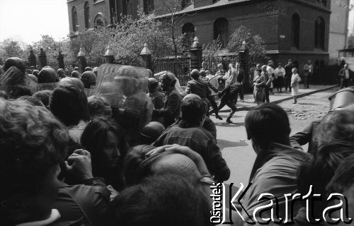 1.05.1988, Wrocław, Polska.
Demonstracja i zamieszki uliczne. 
Fot. Mieczysław Michalak, zbiory Ośrodka KARTA