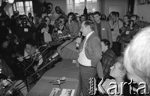 27.02.1989, Wrocław, Polska.
Lech Wałęsa podczas spotkania ze studentami Uniwersytetu Wrocławskiego, z prawej siedzi Ludwik Turko.
Fot. Mieczysław Michalak, zbiory Ośrodka KARTA