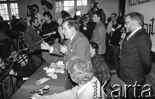 27.02.1989, Wrocław, Polska.
Lech Wałęsa podczas spotkania ze studentami Uniwersytetu Wrocławskiego. Za Lechem Wałęsą stoi Krzysztof Pusz.
Fot. Mieczysław Michalak, zbiory Ośrodka KARTA