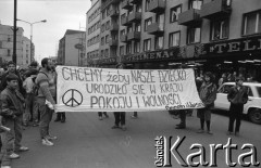 22.03.1989, Wrocław, Polska.
Marsz Wielkanocny Ruchu Wolność i Pokój. Na pierwszym planie transparent o treści: 