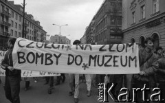 22.03.1989, Wrocław, Polska.
Marsz Wielkanocny Ruchu Wolność i Pokój. Manifestanci niosą transparent z hasłem: 
