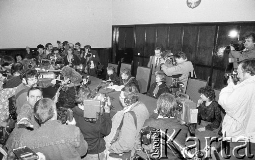 17.04.1989, Warszawa, Polska.
Sąd Wojewódzki w Warszawie. Sędzia Maria Widawska ogłasza relegalizację NSZZ 