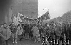 17.04.1989, Warszawa, Polska.
Grupa osób z transparentem przed siedzibą Sądu Wojewódzkiego w Warszawie podczas rozprawy dotyczącej ponownej rejestracji NSZZ 