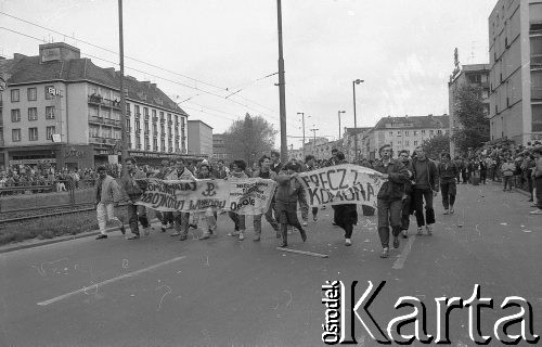 1.05.1989, Wrocław, Polska.
Demonstracja i zamieszki uliczne wywołane przez błędną informację o potrąceniu demonstranta przez milicję. Demonstranci idą z transparentem, na którym napisano m.in. hasło 