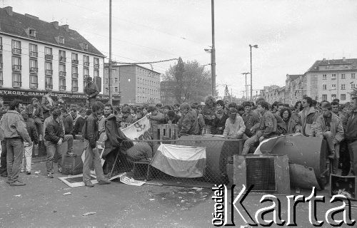 1.05.1989, Wrocław, Polska.
Demonstracja i zamieszki uliczne wywołane przez błędną informację o potrąceniu demonstranta przez milicję. Demonstranci za barykadami.
Fot. Mieczysław Michalak, zbiory Ośrodka KARTA