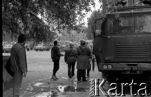 1.05.1989, Wrocław, Polska.
Demonstracja i zamieszki uliczne wywołane przez błędną informację o potrąceniu demonstranta przez milicję. Milicjanci przy armatce wodnej.
Fot. Mieczysław Michalak, zbiory Ośrodka KARTA