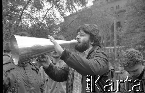 1.05.1989, Wrocław, Polska.
Demonstracja i zamieszki uliczne wywołane przez błędną informację o potrąceniu demonstranta przez milicję. Przemawia Władysław Frasyniuk.
Fot. Mieczysław Michalak, zbiory Ośrodka KARTA