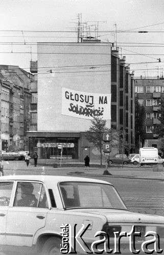 Maj 1989, Wrocław, Polska. 
Kampania wyborcza przed wyborami parlamentarnymi. Na bloku wisi transparent: 