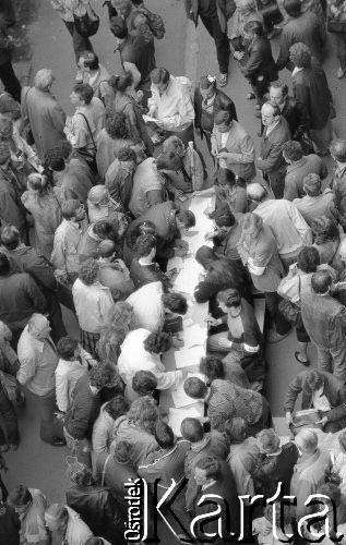 Maj 1989, Wrocław, Polska.
Kampania wyborcza przed wyborami do parlamentu. Zbieranie podpisów pod listami kandydatów na wiecu wyborczym Komitetu Obywatelskiego 