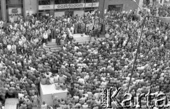 Maj 1989, Wrocław, Polska. 
Kampania wyborcza przed wyborami parlamentarnymi. Mieszkańcy miasta na wiecu wyborczym Komitetu Obywatelskiego 