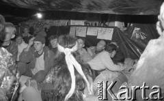 Czerwiec 1989, Warszawa, Polska.
Protest pod ambasadą Chin przeciwko masakrze studentów na placu Niebiańskiego Spokoju w Pekinie.
Fot. Mieczysław Michalak, zbiory Ośrodka KARTA