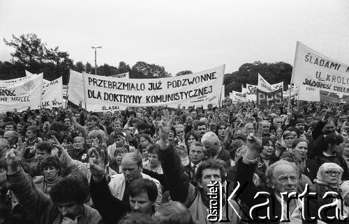 Lata 80., Częstochowa, Polska.
Pielgrzymka Ludzi Pracy na Jasną Górę. Pielgrzymi trzymają transparenty m.in. z hasłem 