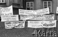 Wrzesień 1987, Częstochowa, Polska.
Pielgrzymka Ludzi Pracy na Jasną Górę. Na murze klasztoru paulinów transparenty z hasłami (od lewej): 