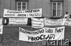 Wrzesień 1987, Częstochowa, Polska.
Pielgrzymka Ludzi Pracy na Jasną Górę. Na murze klasztoru transparenty z hasłami (od lewej): 