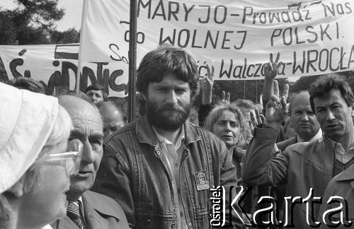 Lata 80., Częstochowa, Polska.
Pielgrzymka Ludzi Pracy na Jasną Górę, w środku Władysław Frasyniuk.
Fot. Mieczysław Michalak, zbiory Ośrodka KARTA