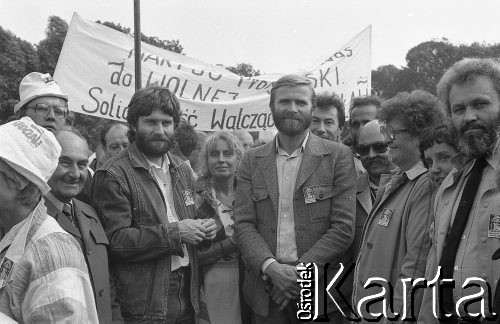 Lata 80., Częstochowa, Polska.
Pielgrzymka Ludzi Pracy na Jasną Górę, w środku Władysław Frasyniuk (z lewej) i Piotr Bednarz.
Fot. Mieczysław Michalak, zbiory Ośrodka KARTA