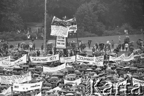 Lata 80., Częstochowa, Polska.
Pielgrzymka Ludzi Pracy na Jasną Górę, tłum z transparentami przed wzgórzem klasztornym.
Fot. Mieczysław Michalak, zbiory Ośrodka KARTA