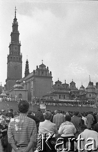 Lata 80., Częstochowa, Polska.
Pielgrzymka Ludzi Pracy na Jasną Górę. Widok na klasztor paulinów podczas mszy świętej.
Fot. Mieczysław Michalak, zbiory Ośrodka KARTA