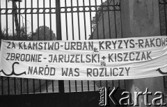 Lata 80., Częstochowa, Polska.
Pielgrzymka Ludzi Pracy na Jasną Górę. Na bramie transparent z hasłem: 