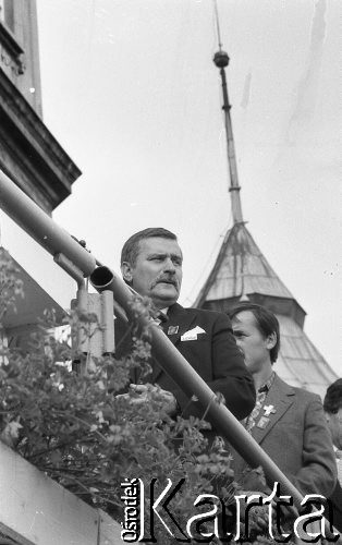 Lata 80., Częstochowa, Polska.
Pielgrzymka Ludzi Pracy na Jasną Górę. Msza święta, na tarasie Lech Wałęsa.
Fot. Mieczysław Michalak, zbiory Ośrodka KARTA