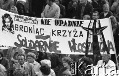 Lata 80., Częstochowa, Polska.
Pielgrzymka Ludzi Pracy na Jasną Górę. Pielgrzymi z Włoszczowej trzymają transparent z hasłem: 