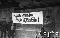 Lata 80., Częstochowa, Polska.
Pielgrzymka Ludzi Pracy na Jasną Górę. Mężczyźni z transparentem: 